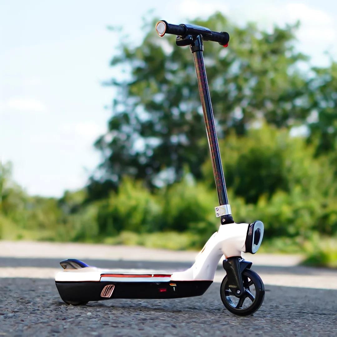whizza-prizm-kids-12v-electric-scooter-with-flashlights-and-headlight-white__08488.1789473843.1280.1280.jpg